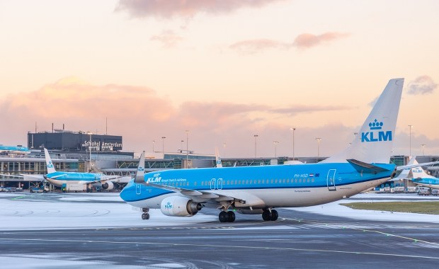 170 lotów odwołanych na lotnisku w Amsterdamie. Alert z powodu śniegu i silnego wiatru