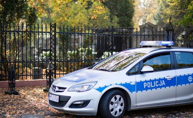 171 nagrobków splądrowanych. Sprawcom puściły hamulce, pilny apel policji