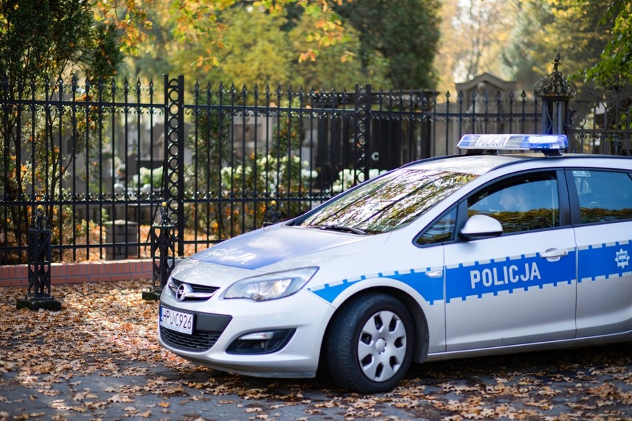 171 nagrobków splądrowanych. Sprawcom puściły hamulce, pilny apel policji