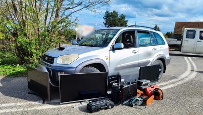 18-latek okradł całą swoją rodzinę. Policjantom tłumaczył, że skradzione rzeczy to prezent!