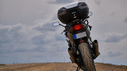 18-latek poszukiwany listem gończym. Wjechał motocyklem w dwie nastolatki 