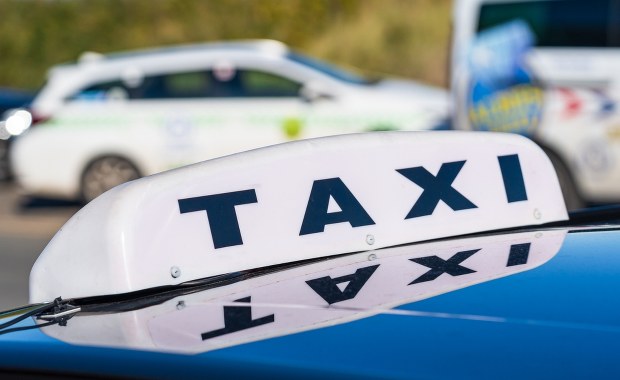 18-latek próbował zabić taksówkarza. Tuż po ataku "był podekscytowany i wesoły"