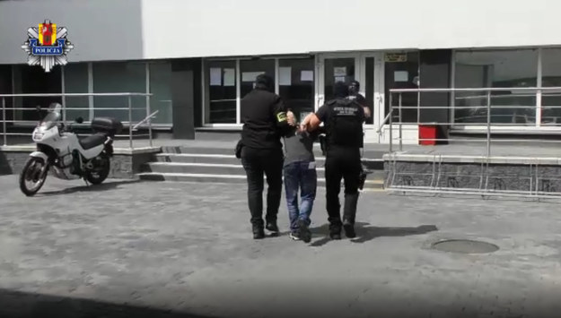18-latek prowadzony przez policjantów. /Policja
