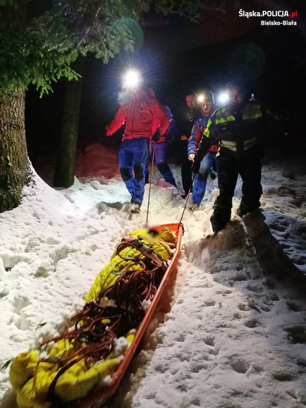 18-latek został zwieziony do doliny na noszach /Policja