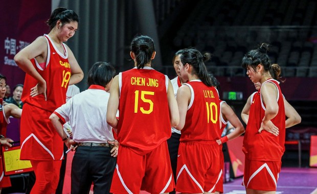 18-latka ma 226 cm. Właśnie zadebiutowała w chińskiej zawodowej lidze koszykówki