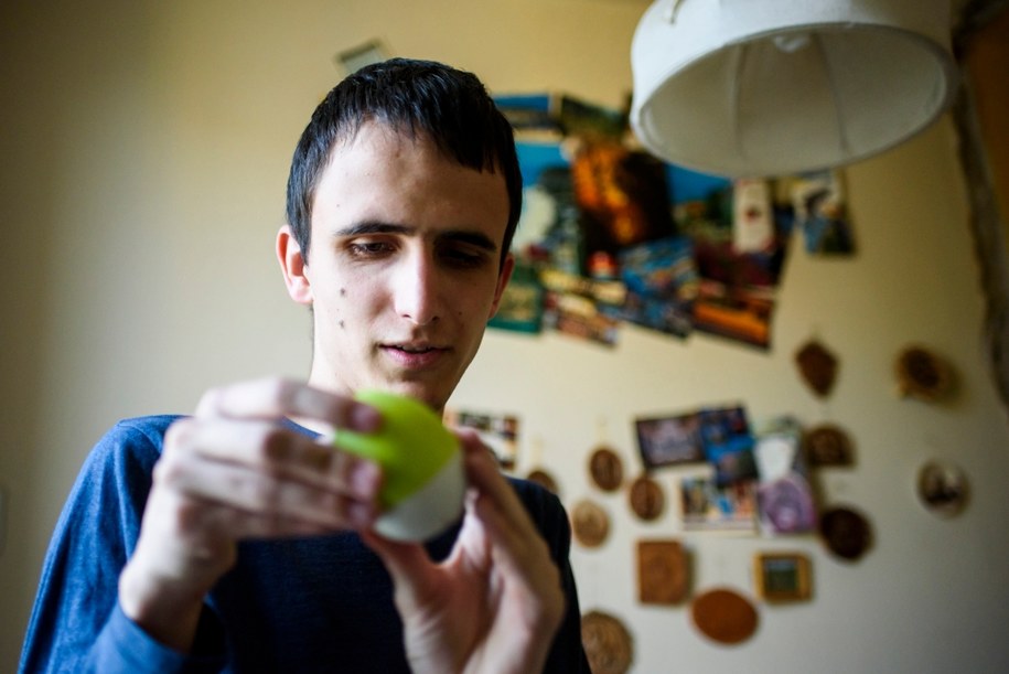 18-letni Węgier Peter Mueller, cierpiący na autyzm. Interesuje się wojskowymi technologiami obronnymi, samolotami i II wojną światową. W czasie wolnym zajmuje się m.in. montażem filmów /PETER KOMKA /PAP/EPA