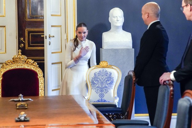 18-letnia Ingrid Aleksandra na wspólnym posiedzeniu rządu oraz króla Norwegii Haralda (jej dziadka)  i księcia koronnego Haakona (jej ojca) /LISE ASERUD /PAP/EPA