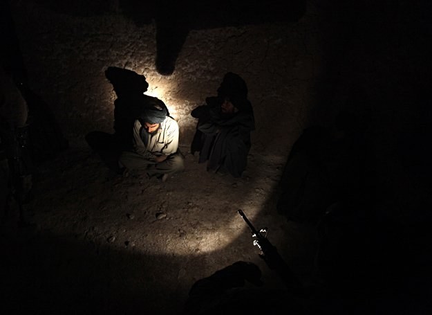 18 lutego 2010 r.: Amerykanie trzymają na muszce Afgańczyka podejrzanego o podłożenie IED /AFP