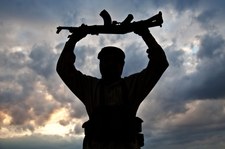 18 osób skazano na dożywocie za powiązania z IS