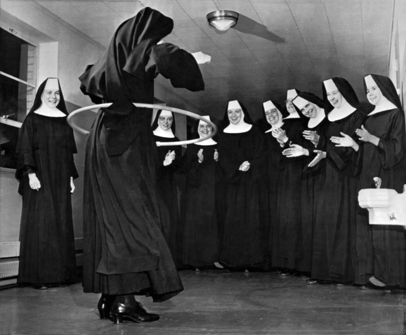 18 października 1958 r. Siostry benedyktynki z Oklahoma City też nie oparły się zabawie /Underwood Archives/Getty Images /Getty Images
