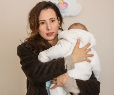 - "1800 gramów" to piękna i wzruszająca opowieść o najważniejszych ludzkich sprawach, o miłości i samotności, o poświęceniu i odwadze. Nasi bohaterowie muszą porzucić ograniczenia, w których tkwią, a wyzwanie, które przynosi im los, pozwala odnaleźć się i zmienić swoje życie - mówi producentka Krystyna Lasoń.