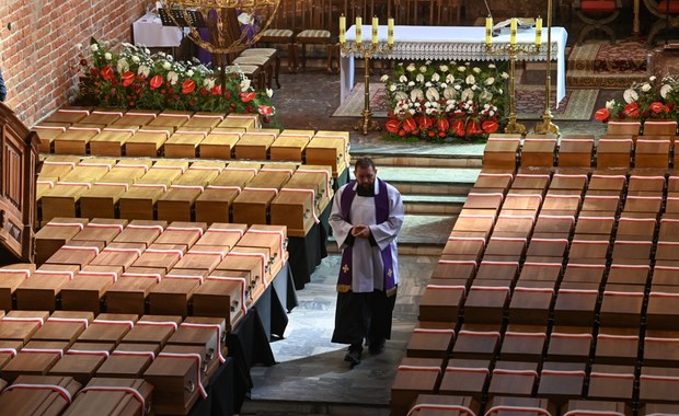 188 trumien, w nich ponad 700 szczątków. Pochowano ofiary znalezione w Dolinie Śmierci