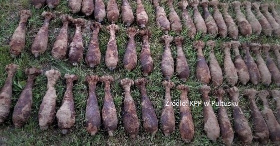 189 granatów i 2 pociski artyleryjskie z okresu II wojny światowej znaleziono w ogródku /KPP w Pułtusku /Materiały prasowe