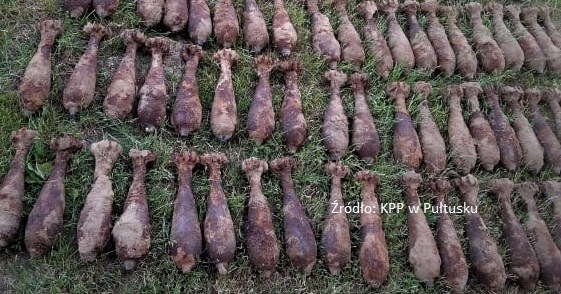 189 granatów i 2 pociski artyleryjskie z okresu II wojny światowej znaleziono w ogródku /KPP w Pułtusku /Materiały prasowe