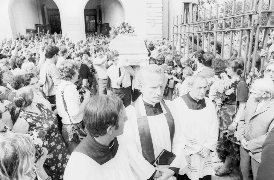 19.05.1983 roku: pogrzeb maturzysty Grzegorza Przemyka, pobitego śmiertelnie 12 maja w komisariacie MO. Po mszy żałobnej w kościele Świętego Stanisława Kostki na Żoliborzu wyrusza kondukt na cmentarz Powązkowski. /Wojciech Kryński    /PAP