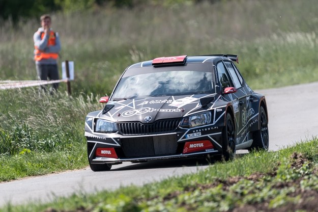 19.05.2018. Jakub Brzeziński z pilotem Kamilem Kozdroniem (Skoda Fabia R5) na trasie 2. odcinka specjalnego 52. Rajdu Dolnośląskiego. / 	Maciej Kulczyński    /PAP