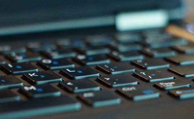 19-latek sprawcą "informatycznego napadu". Jego plecak szybko wypełniły banknoty