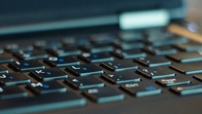 19-latek sprawcą "informatycznego napadu". Jego plecak szybko wypełniły banknoty