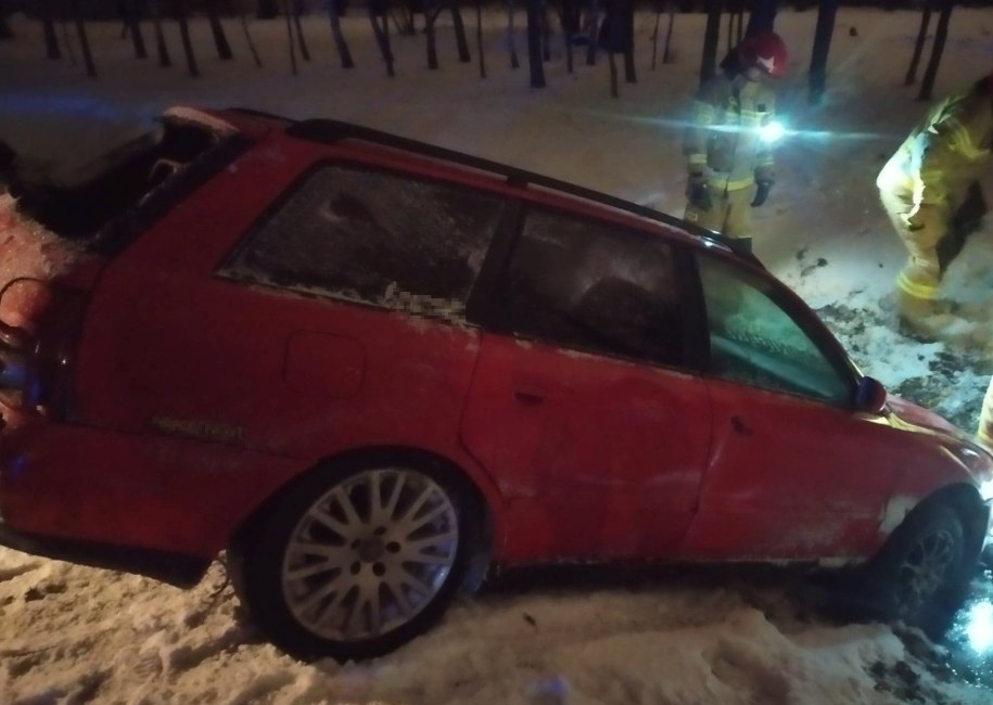 19-latek uszkodził wiatę przystankową /Policja