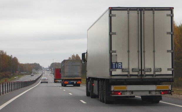19-latek utknął między kabiną, a naczepą TIR-a. Jechał tak 19 kilometrów