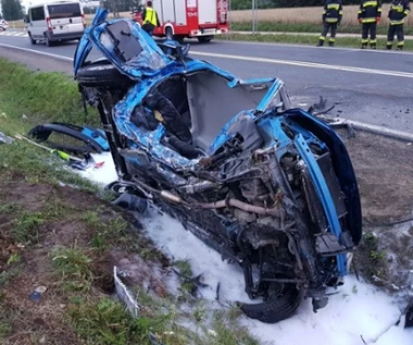 ​19-latek zakleszczony w płonącym aucie. Uratowano go w ostatniej chwili