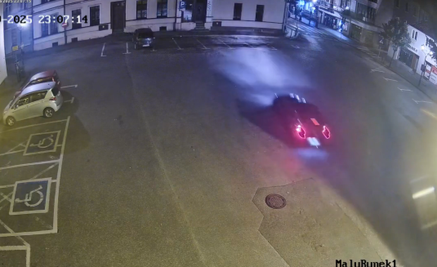 19-latka rozbiła bmw o budynek. Winę zrzuciła na... kota