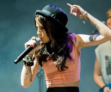 19-latka z "X Factor" obrzucona butelką z moczem