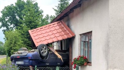 ​19-letni kierowca dachował i uderzył w dom      