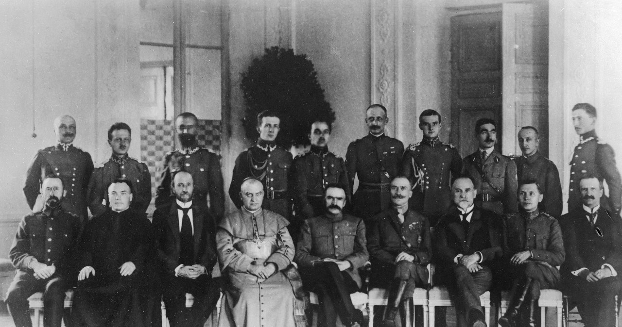 1919 r., Naczelnik Państwa Józef Piłsudski w towarzystwie członków zagranicznych misji wojskowych w Polsce i oficerów Wojska Polskiego. W I rzędzie widoczni m.in.: Jan Piłsudski (1. z lewej), biskup wileński Jerzy Matulewicz (4. z lewej), Józef Piłsudski (5. z lewej) i Adrian Carton de Wiart (4. z prawej) . W II rzędzie stoi m.in. Walery Sławek (3. z lewej). /Z archiwum Narodowego Archiwum Cyfrowego