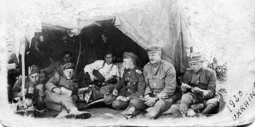 1920 r. Ofensywa wojsk polskich na Ukrainie. Odpoczynek żołnierzy /Muzeum Niepodległości /East News