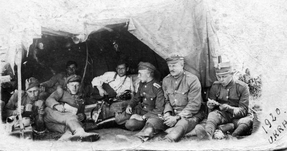 1920 r. Ofensywa wojsk polskich na Ukrainie. Odpoczynek żołnierzy /Muzeum Niepodległości /East News