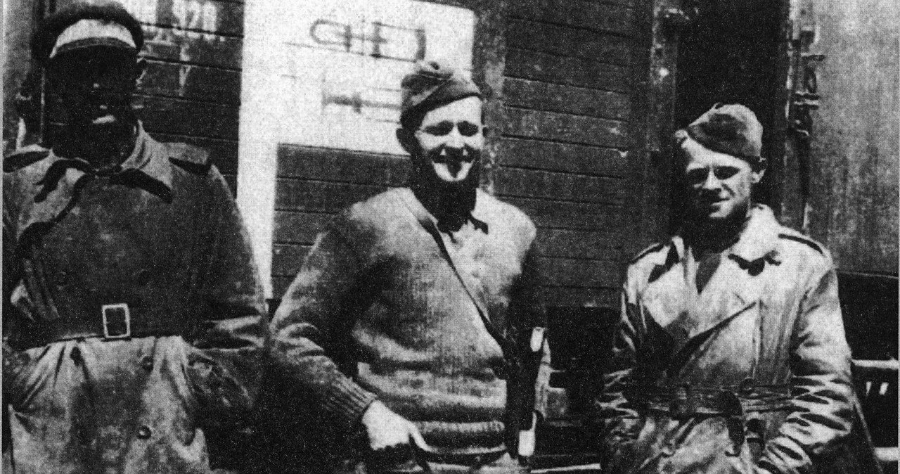 1920 rok, lotnicy amerykańscy z Eskadry Kościuszkowskiej, w środku kpt Merian Cooper /FoKa /Agencja FORUM