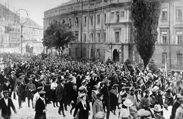 1920 - Warszawiacy ruszają na front /PAP/Photoshot /PAP