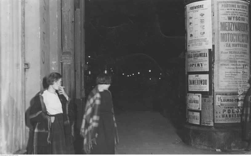 1925 r. Dwie prostytutki na ul. Marszałkowskiej /Ze zbiorów Narodowego Archiwum Cyfrowego