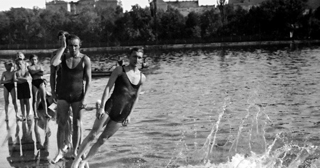 1930. Nad jeziorem Jordan /Fot. ze zbiorów Muzeum Fotografii „Šechtl i Voseček” w Taborze /materiały prasowe