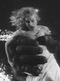 1933: Fay Wray w dłoni zakochanej małpy /