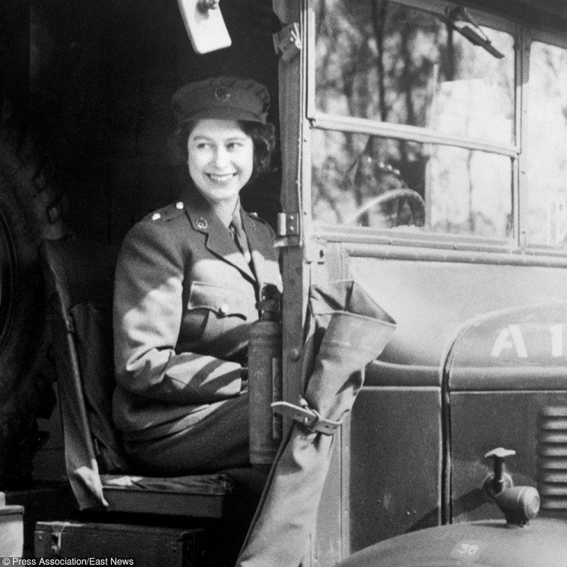 1945 rok, Elżbieta II wstąpiła do Women's Auxiliary Territorial Service /PA /East News
