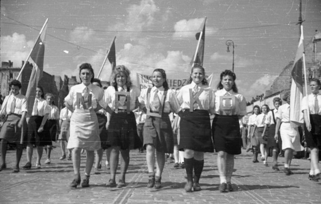 1946 r. Pochód 1 Maja przy trybunie honorowej na ul. Marszałkowskiej. /Jerzy Baranowski /PAP