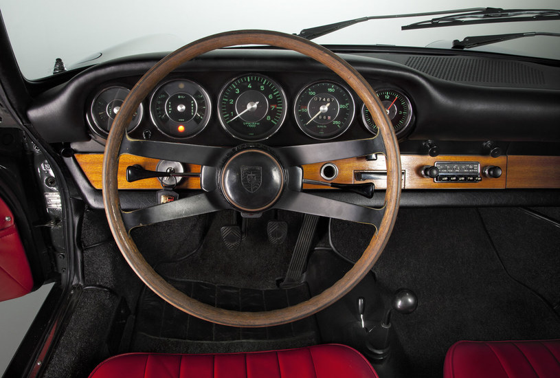 1963 r.: niewielkie szanse na ocenę celującą z ergonomii: kierownica bardzo zgrabnie zasłania dwa skrajne wskaźniki. /Porsche