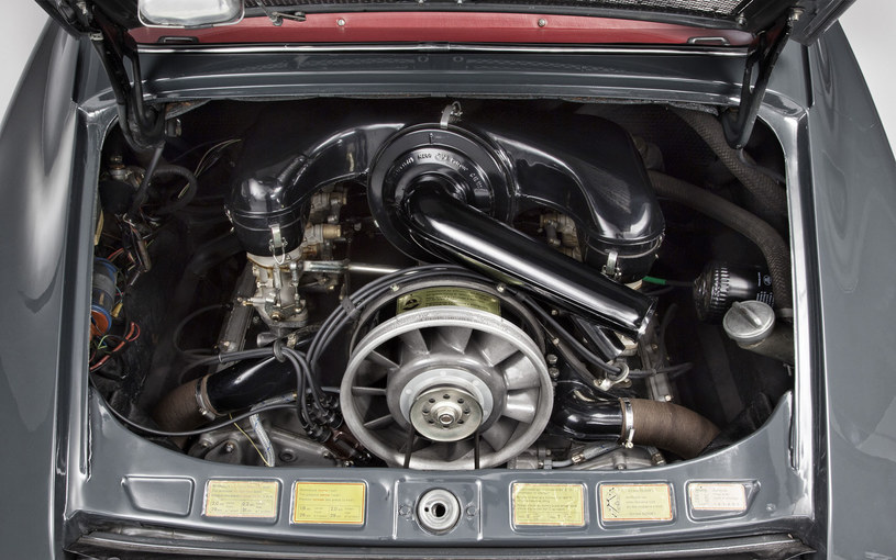 1963 r.: silnik z tyłu, oczywiście. W pierwszej „911" miał 6 cylindrów w układzie boxer, 1991 cm3 pojemności, 130 KM i 174 Nm. /Porsche