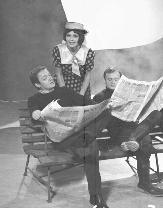 1964 r. Aktorzy Grażyna Barszczewska (C), Maciej Damięcki (P) i Damian Damięcki (L) podczas Kabaretu Olgi Lipińskiej. /CAF - Edmund Radoch /PAP