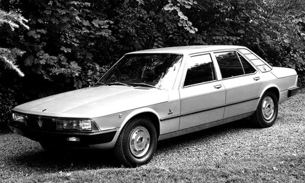 1974-1978, silnik 3.0 V6 (210 KM) - jedyna przednionapędowa generacja, zbudowana na bazie Citroena XM, nadwozie zaprojektowane przez Marcello Gandiniego i studio Bertone; powstało jedynie 13 szt. /Maserati