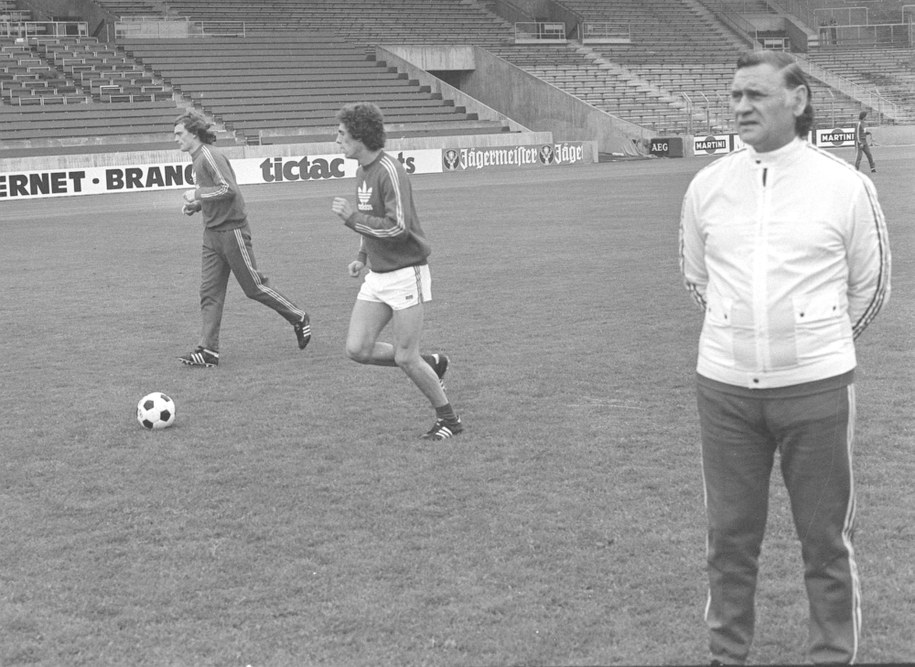 1974. Piłkarskie Mistrzostwa Świata. Trening reprezentacji Polski, z prawej trener Kazimierz Górski /CAF/archiwum /PAP