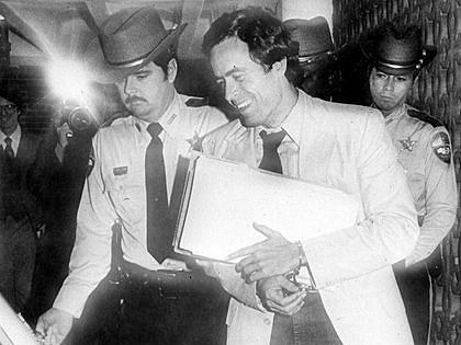 1979 rok. Ted Bundy po przesłuchaniu w Miami /Domena publiczna /materiały źródłowe