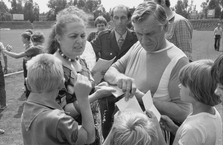 1981-07-20. Trener warszawskiej Legii Kazimierz Górski rozdaje autografy młodym kibicom /Wojciech Frelek /PAP