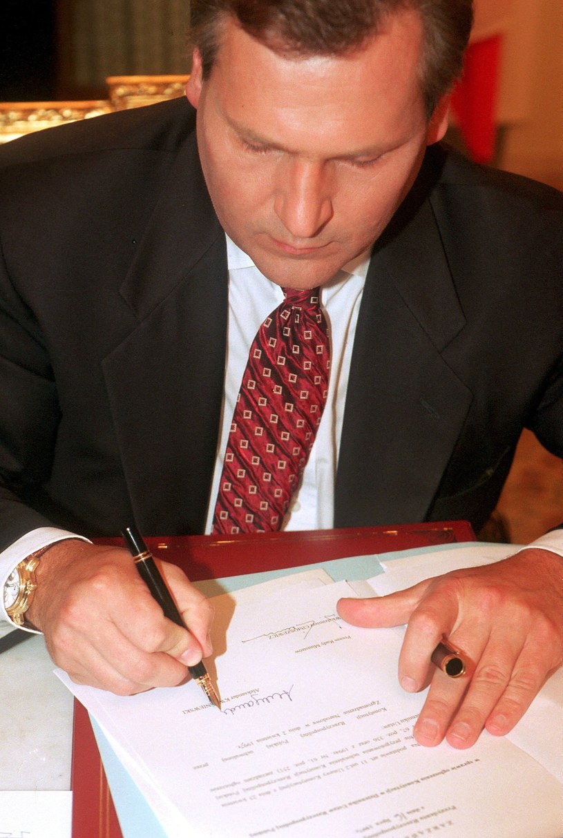 1997 rok: Prezydent Aleksander Kwaśniewski podpisuje zarzadzenie w sprawie ogłoszenia konstytucji w Dzienniku Ustaw RP /Andrzej Iwańczuk/Reporter /Reporter