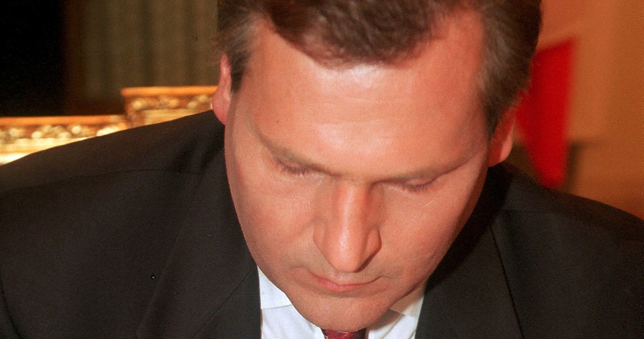 1997 rok: Prezydent Aleksander Kwaśniewski podpisuje zarzadzenie w sprawie ogłoszenia konstytucji w Dzienniku Ustaw RP /Andrzej Iwańczuk/Reporter /Reporter