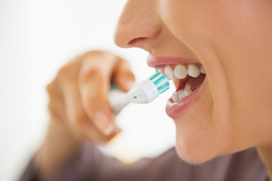 2-3 minuty to czas, który powinniśmy poświęcić na mycie zębów dwa razy dziennie /Shutterstock