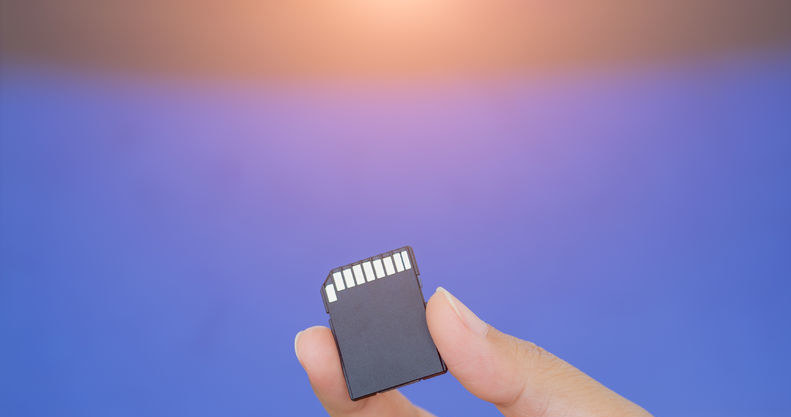 2/3 używanych pamięci SD wciąż zawiera pliki poprzednich właścicieli /123RF/PICSEL