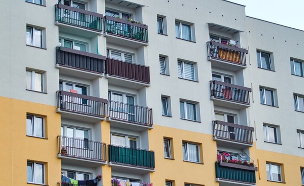 2,5-letni chłopiec wypadł z balkonu na piątym piętrze